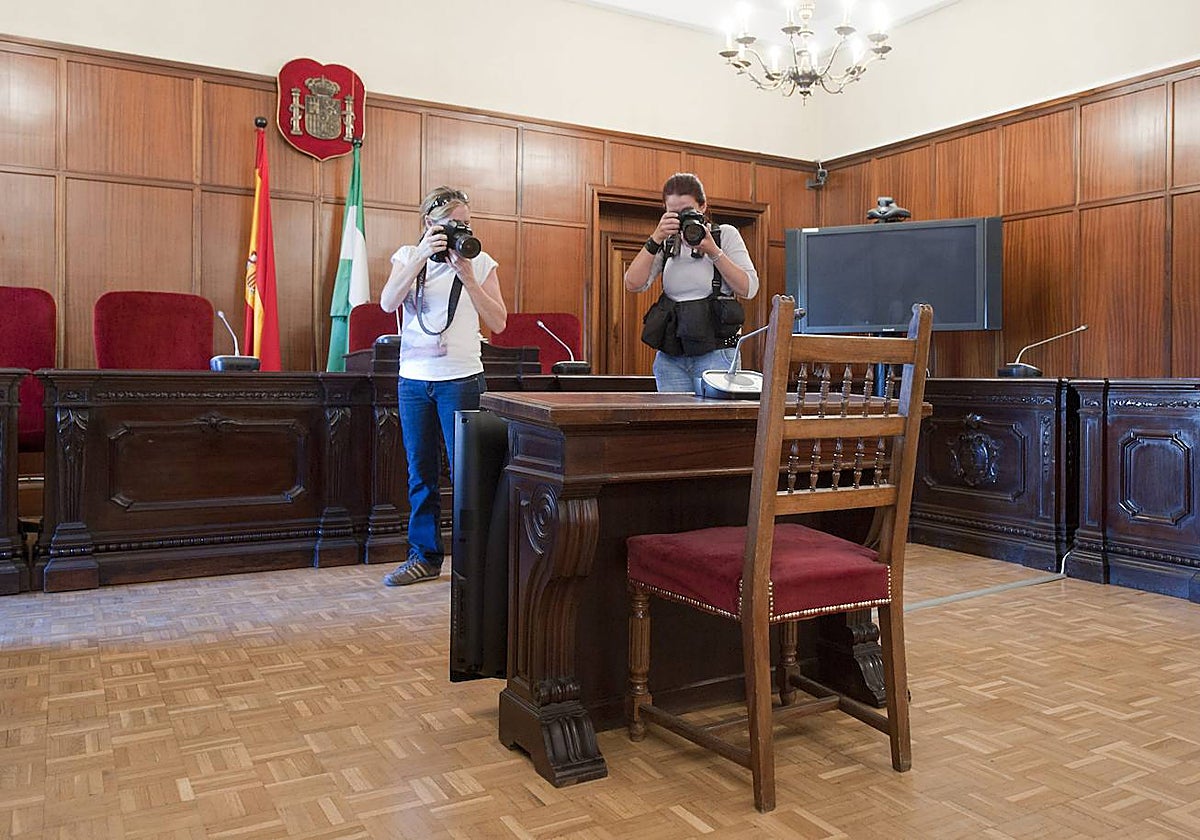 Banquillo de los acusados en una de las salas de la Audiencia de Sevilla, en una imagen de archivo