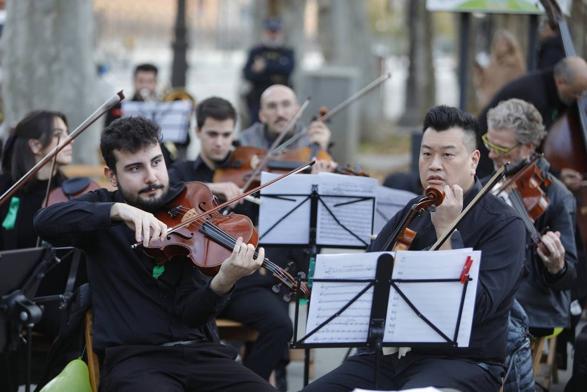 Los músicos de la ROSS se movilizan en la Puerta de Jerez de Sevilla para reivindicar sus derechos