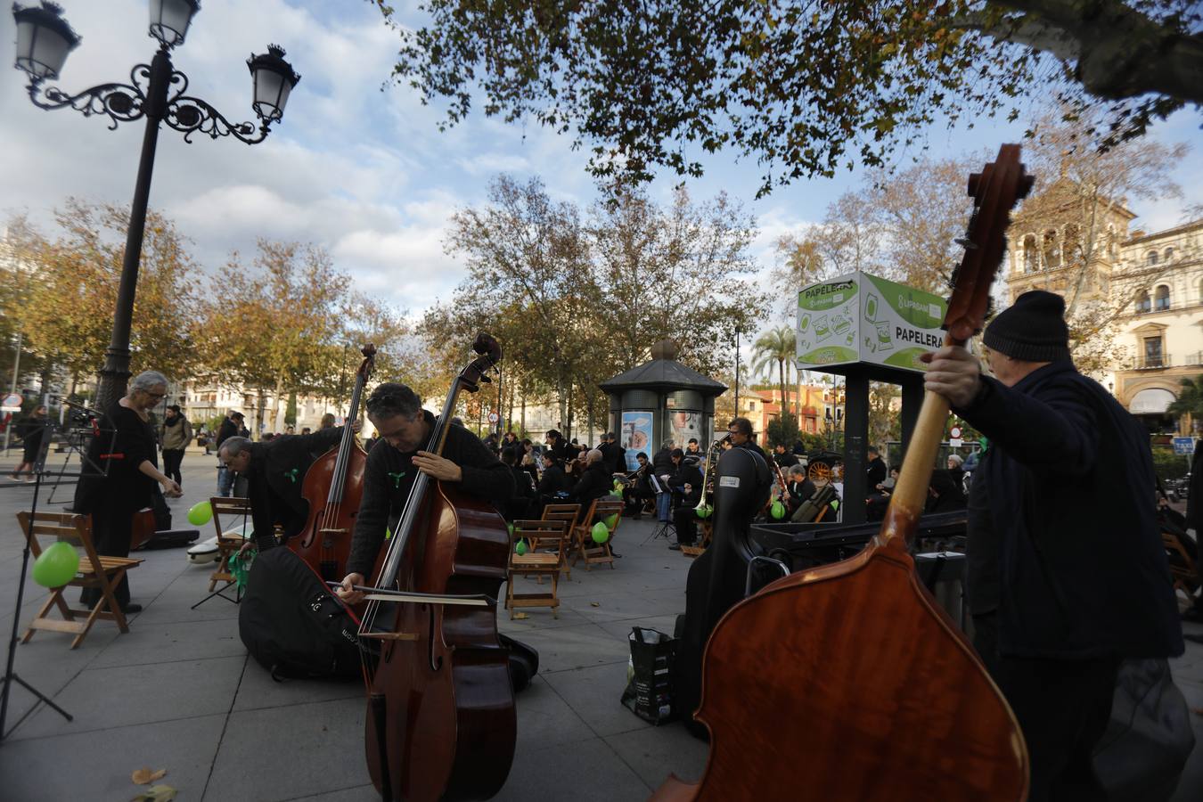 Los músicos de la ROSS se movilizan en la Puerta de Jerez de Sevilla para reivindicar sus derechos