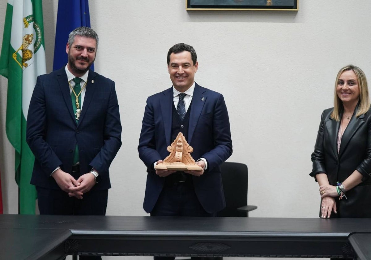 El presidente de la Junta de Andalucía en Fuentes de Andalucía inaugura el nuevo Ayuntamiento, junto a alcalde, Francisco Javier Martínez, y la consejera Marifrán Carazo