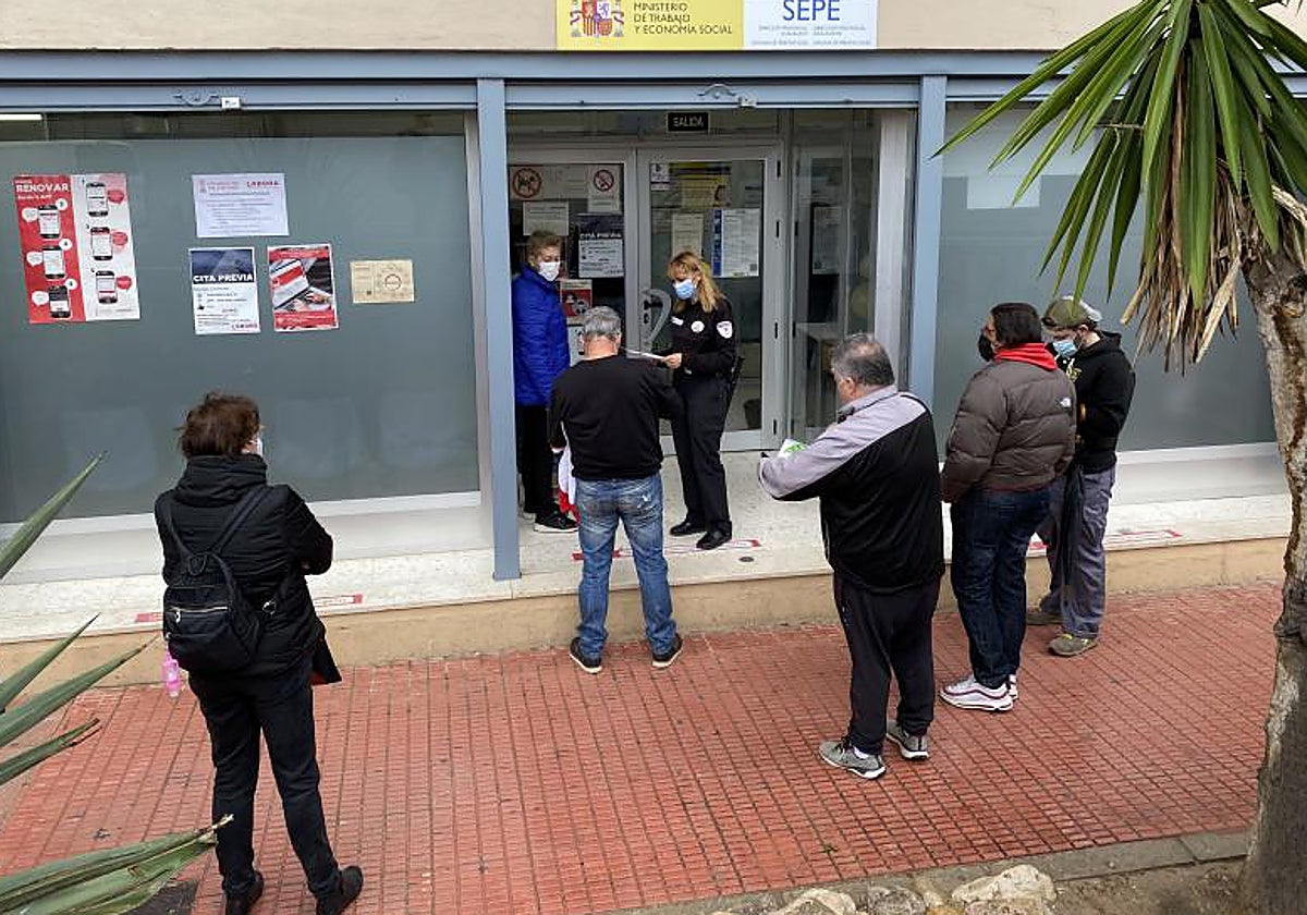Los requisitos para percibir la ayuda de casi 500 euros del SEPE con la ...