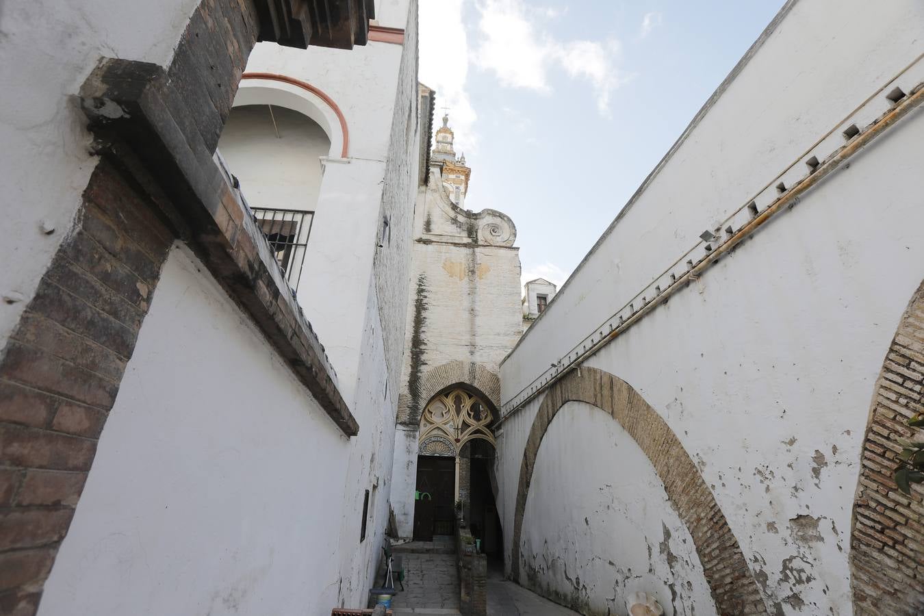 Importantes grietas y humedades en la Iglesia de San Jorge del Hospital de la Caridad.