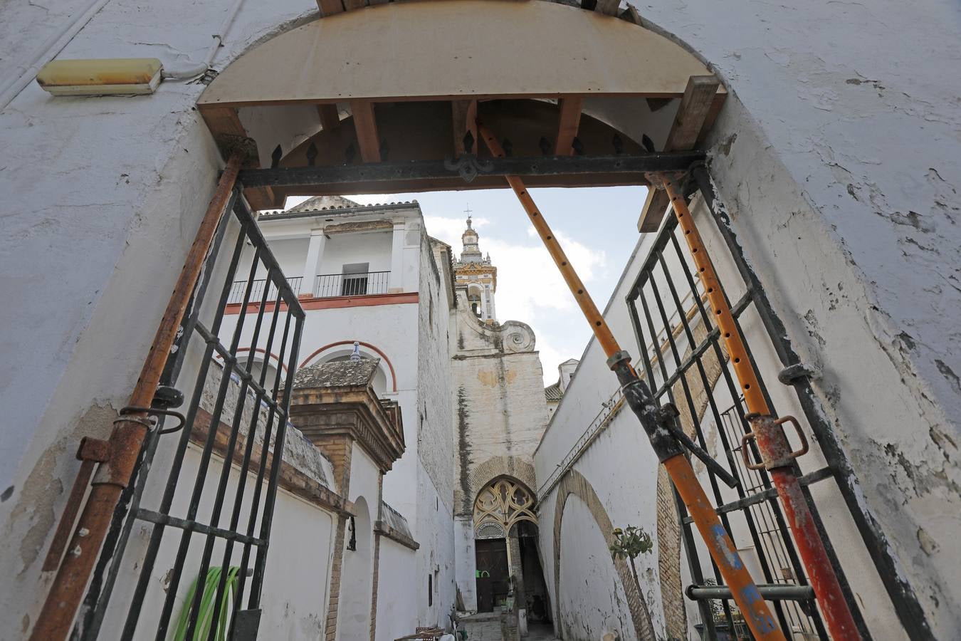 Importantes grietas y humedades en la Iglesia de San Jorge del Hospital de la Caridad.
