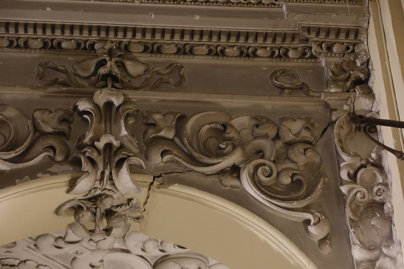 Importantes grietas y humedades en la Iglesia de San Jorge del Hospital de la Caridad.