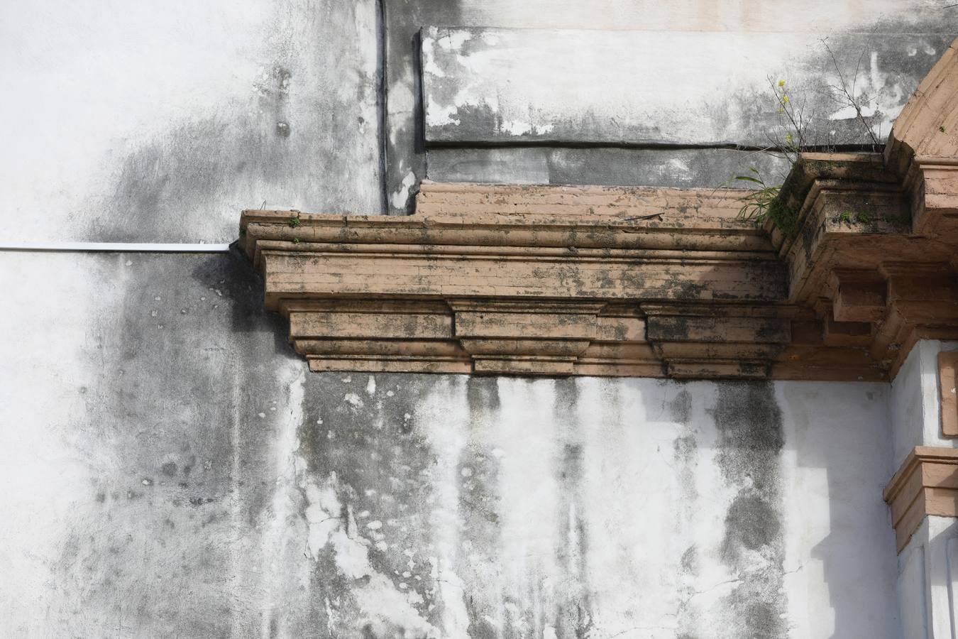 Importantes grietas y humedades en la Iglesia de San Jorge del Hospital de la Caridad.