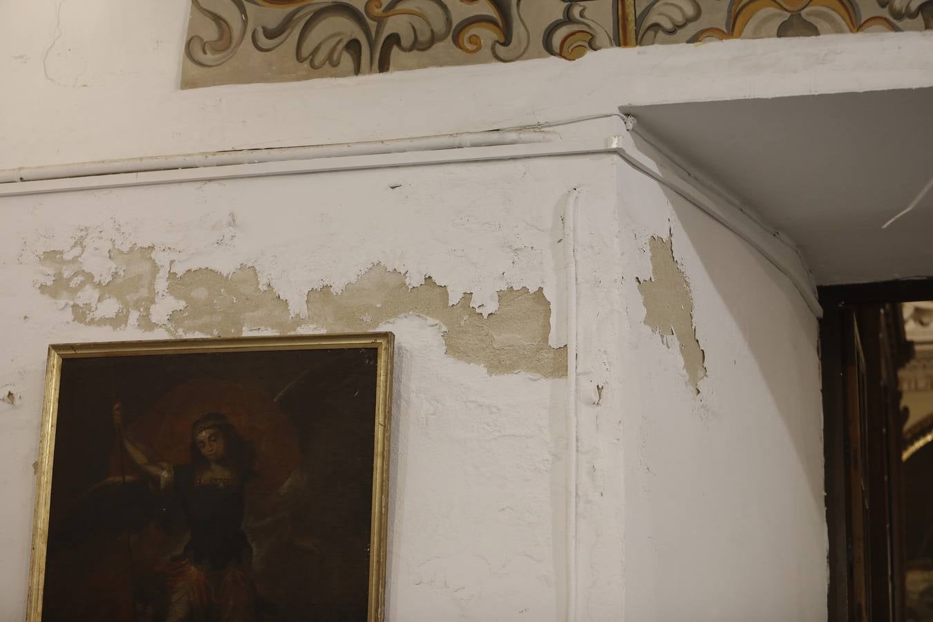 Importantes grietas y humedades en la Iglesia de San Jorge del Hospital de la Caridad.