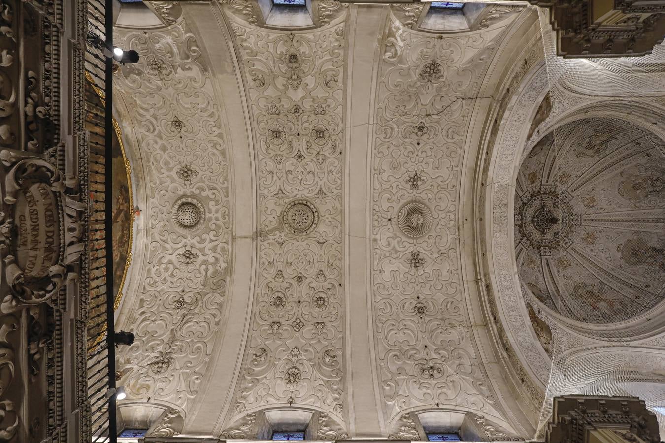 Importantes grietas y humedades en la Iglesia de San Jorge del Hospital de la Caridad.