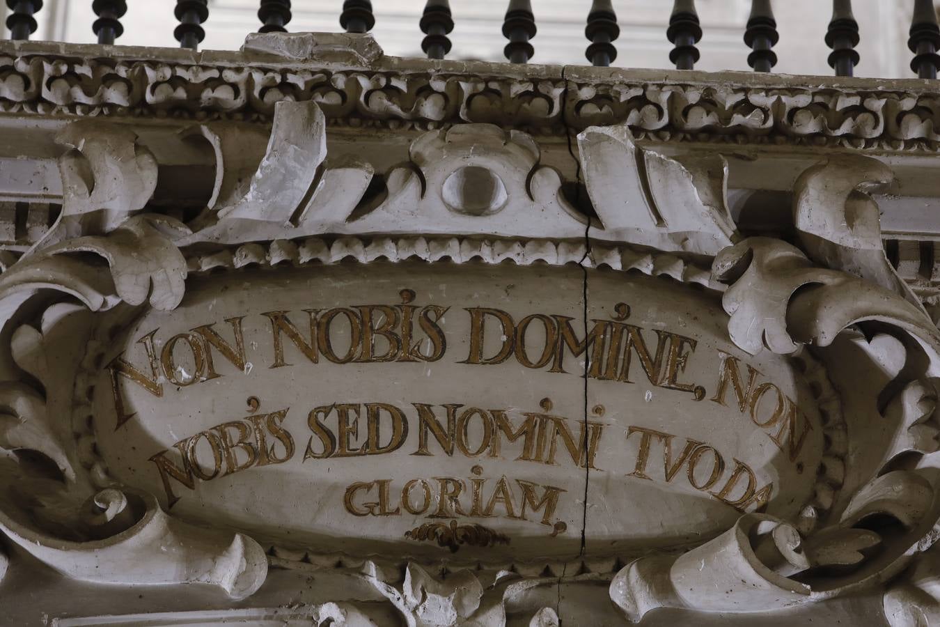 Importantes grietas y humedades en la Iglesia de San Jorge del Hospital de la Caridad.