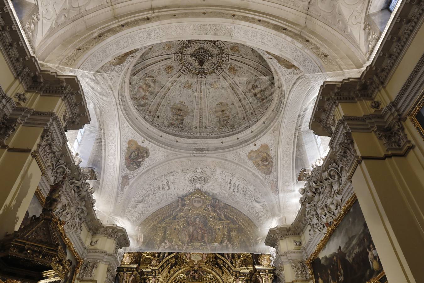 Importantes grietas y humedades en la Iglesia de San Jorge del Hospital de la Caridad.