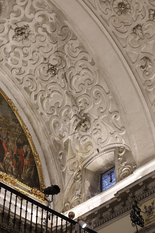 Importantes grietas y humedades en la Iglesia de San Jorge del Hospital de la Caridad.