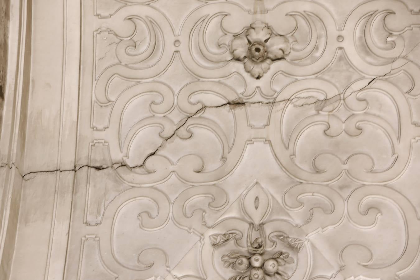 Importantes grietas y humedades en la Iglesia de San Jorge del Hospital de la Caridad.