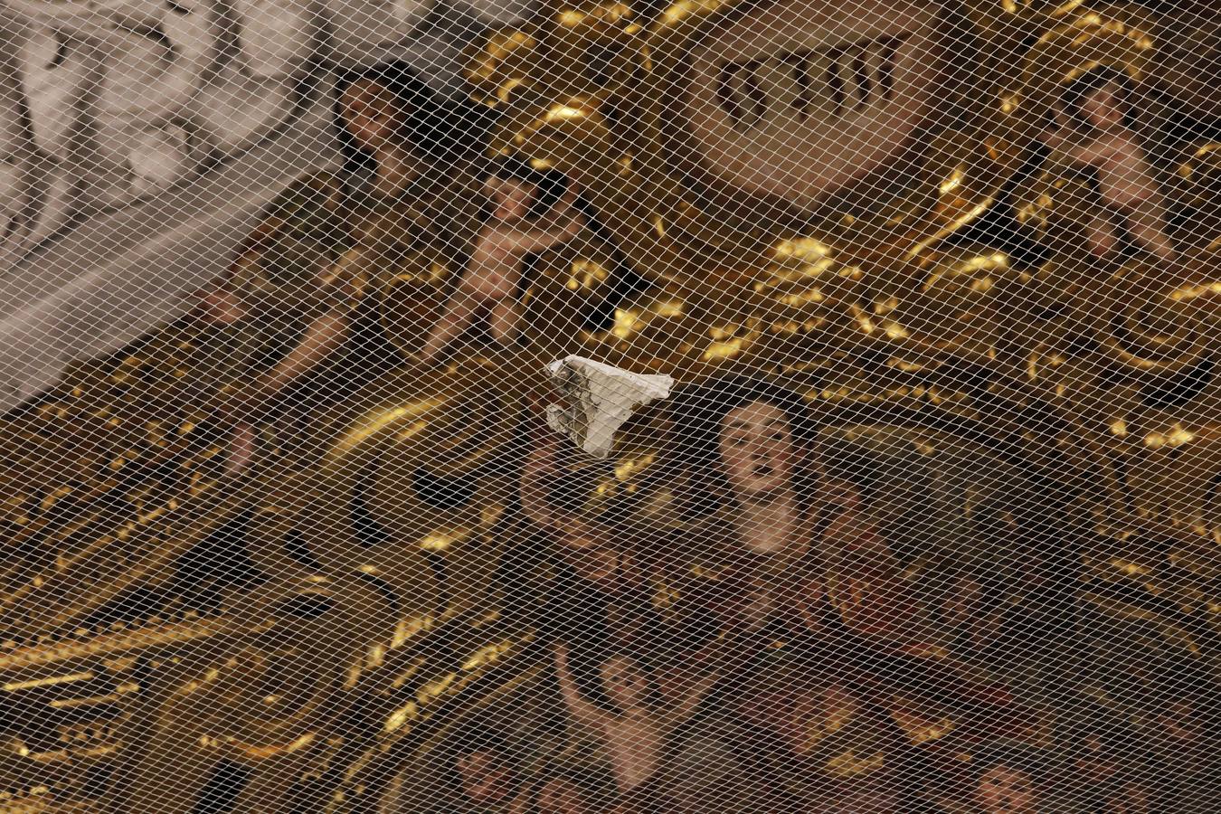 Importantes grietas y humedades en la Iglesia de San Jorge del Hospital de la Caridad.