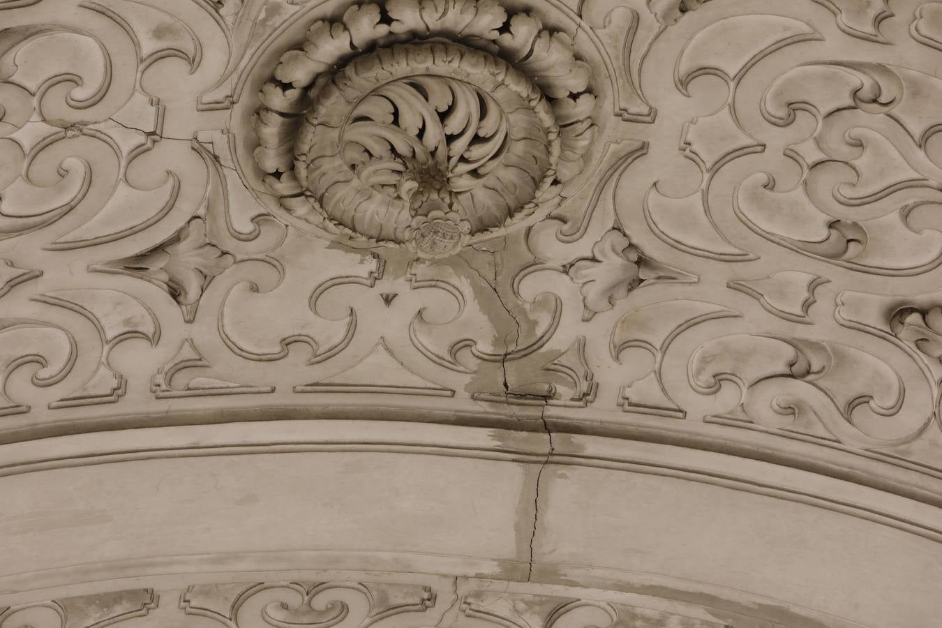 Importantes grietas y humedades en la Iglesia de San Jorge del Hospital de la Caridad.