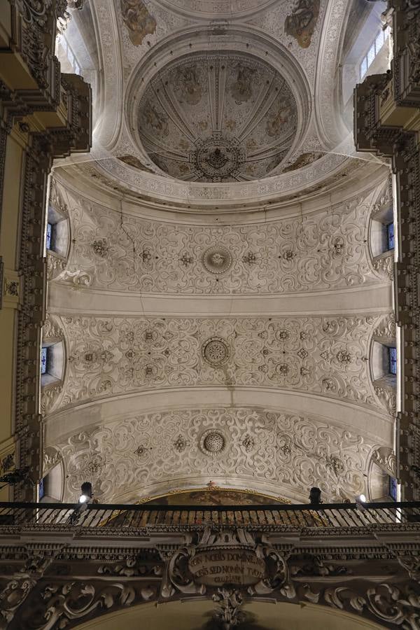 Importantes grietas y humedades en la Iglesia de San Jorge del Hospital de la Caridad.