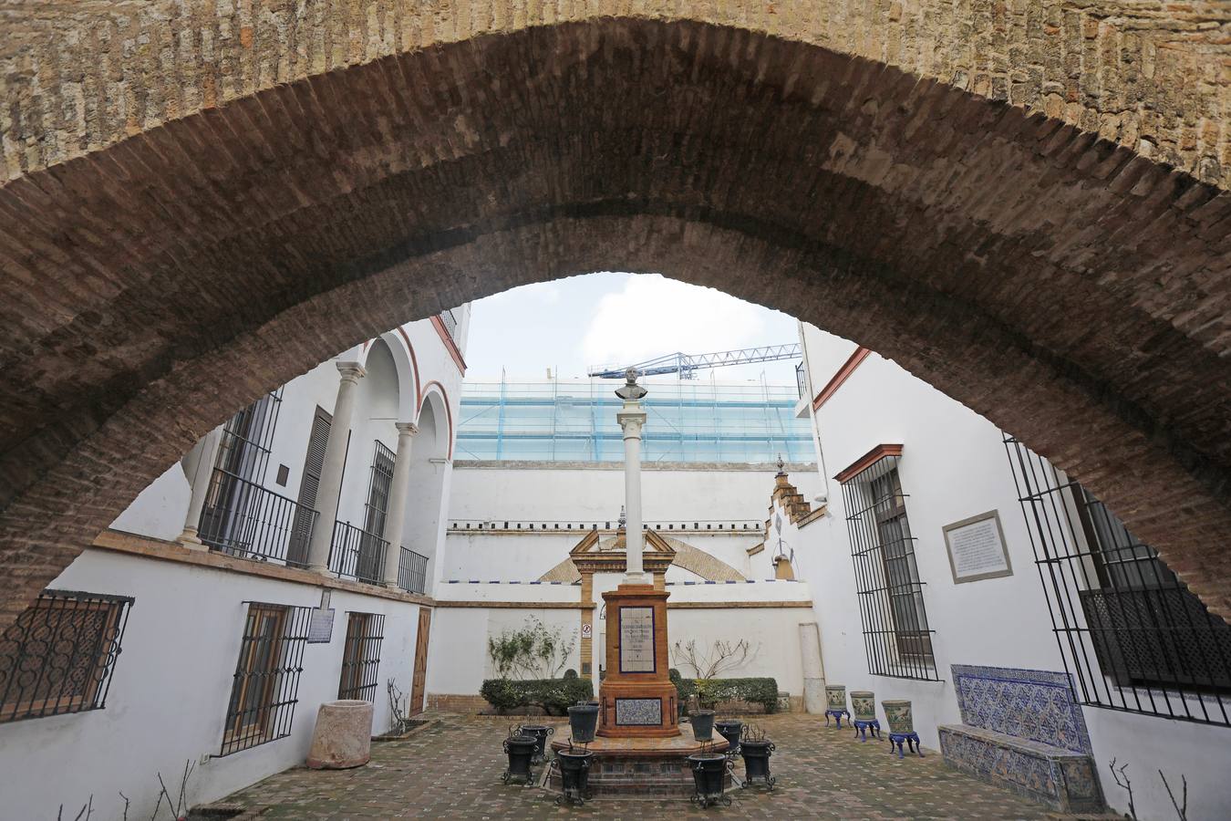 Importantes grietas y humedades en la Iglesia de San Jorge del Hospital de la Caridad.