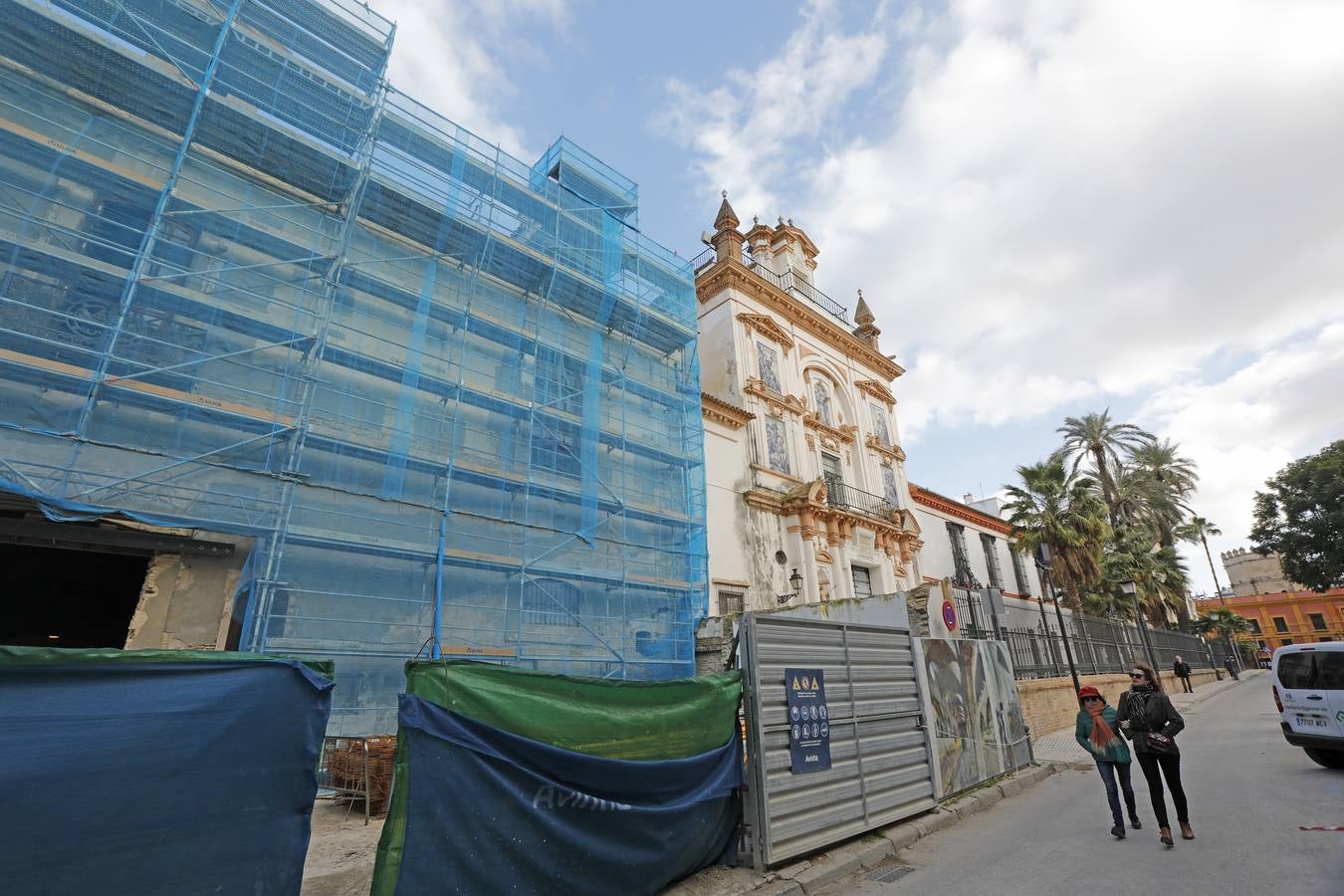 Importantes grietas y humedades en la Iglesia de San Jorge del Hospital de la Caridad.
