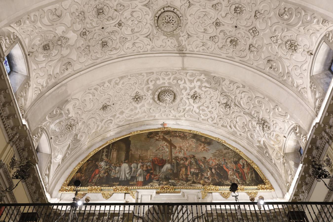 Importantes grietas y humedades en la Iglesia de San Jorge del Hospital de la Caridad.