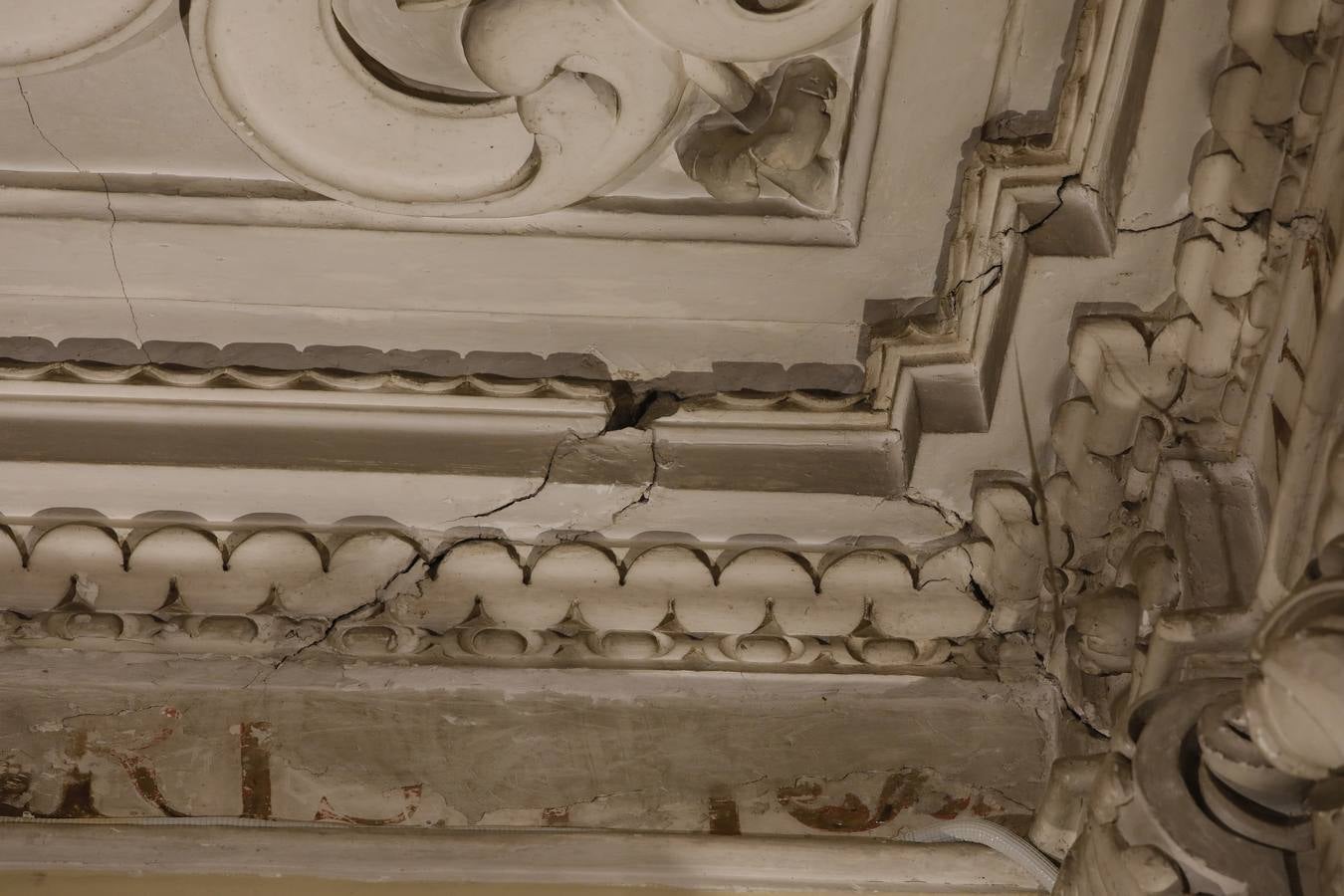 Importantes grietas y humedades en la Iglesia de San Jorge del Hospital de la Caridad.