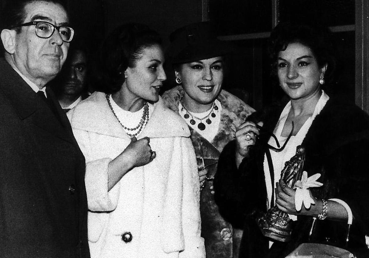 Lola Flores, junto a Mercedes Vecino, Carmen Sevilla y Manuel López Quiroga, hacia 1965