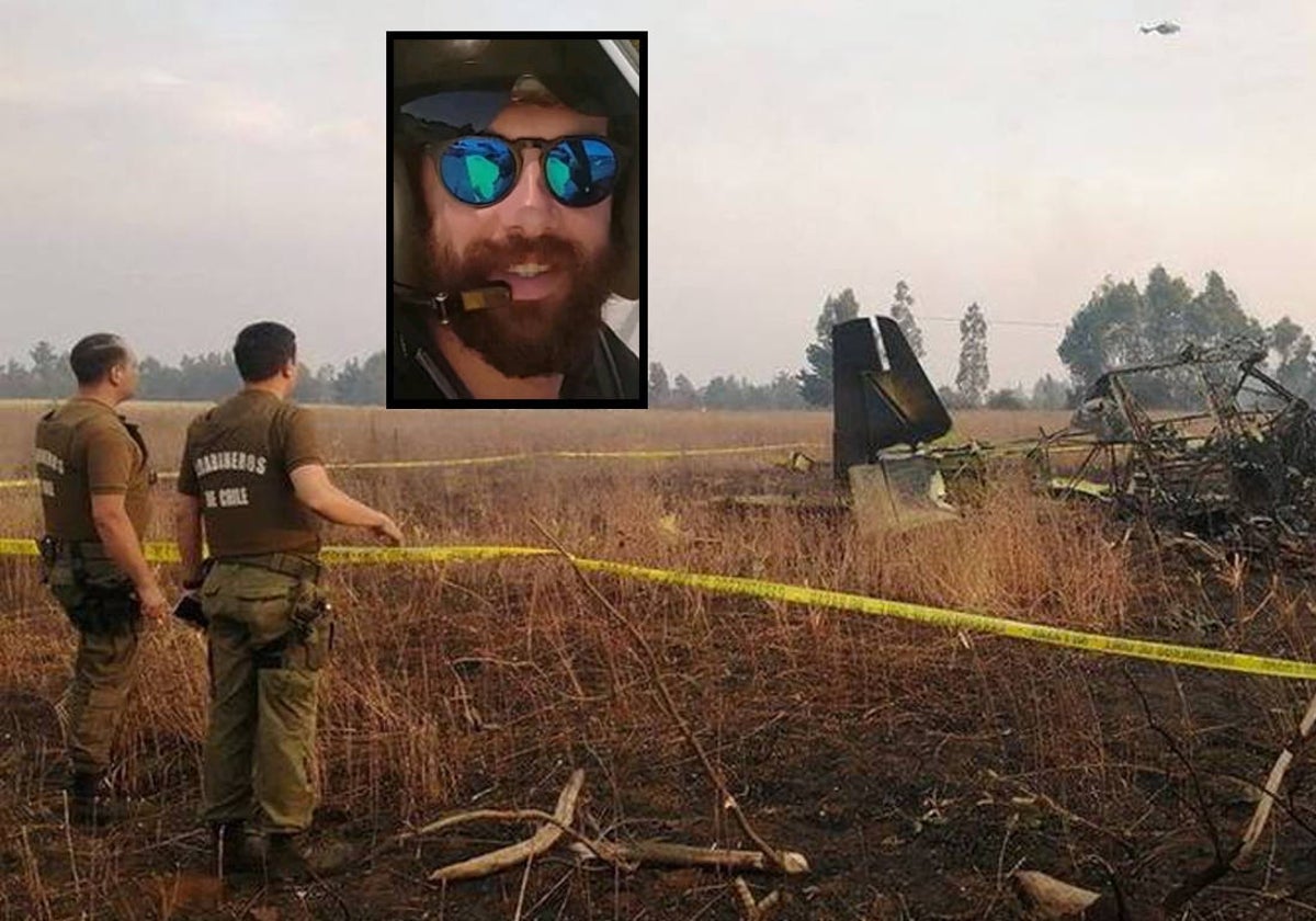 Bomberos chilenos junto a la aeronave que pilotaba Luis Sevillano tras estrellarse