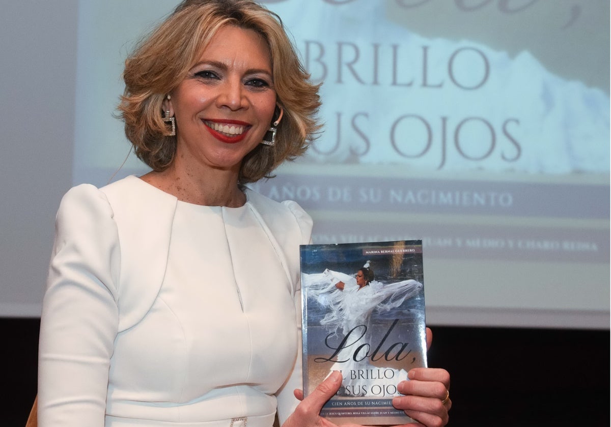 Marina Bernal con el libro «Lola, el brillo de sus ojos»