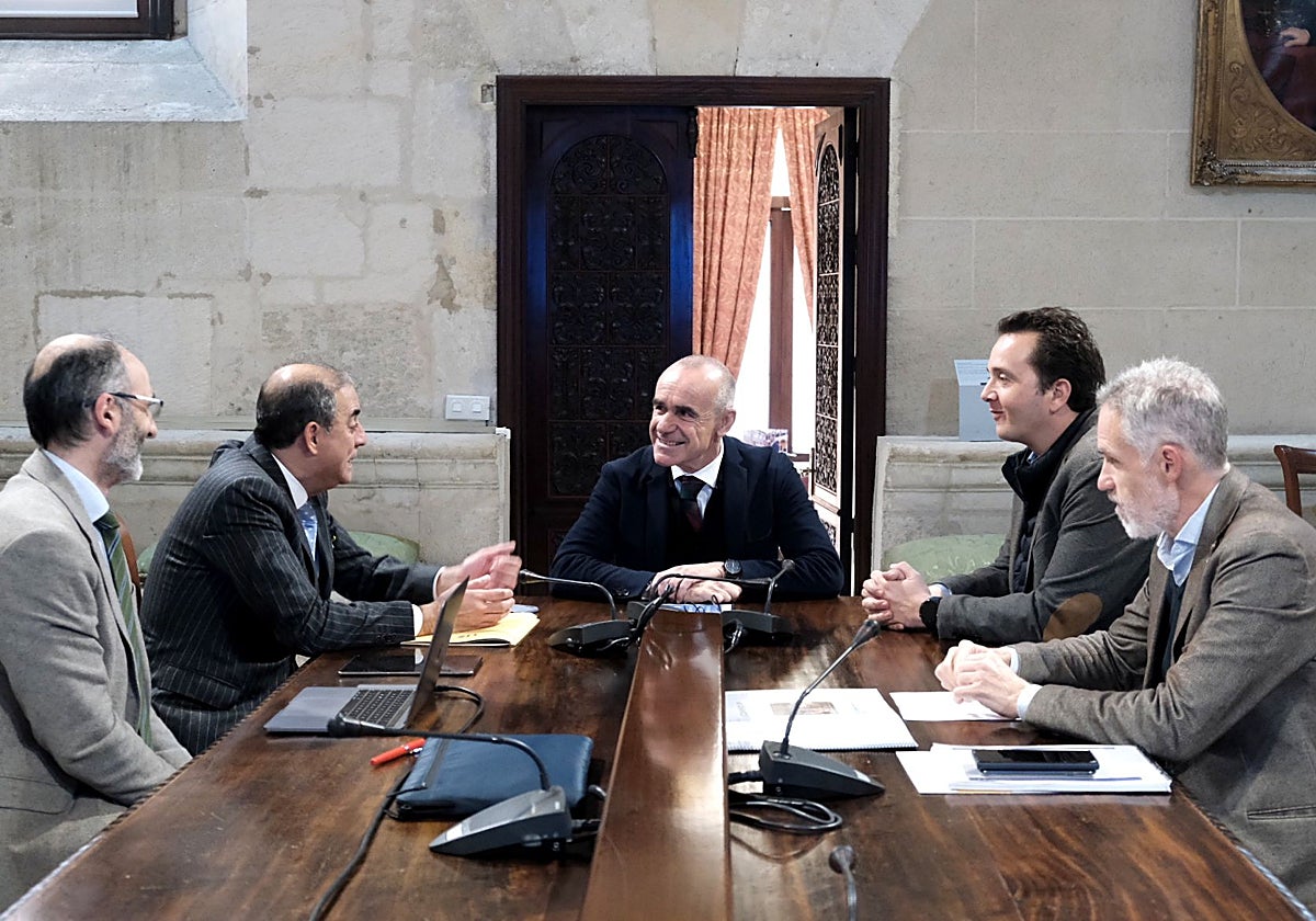 El alcalde, Antonio Muñoz, con el rector, Miguel Ángel Castro