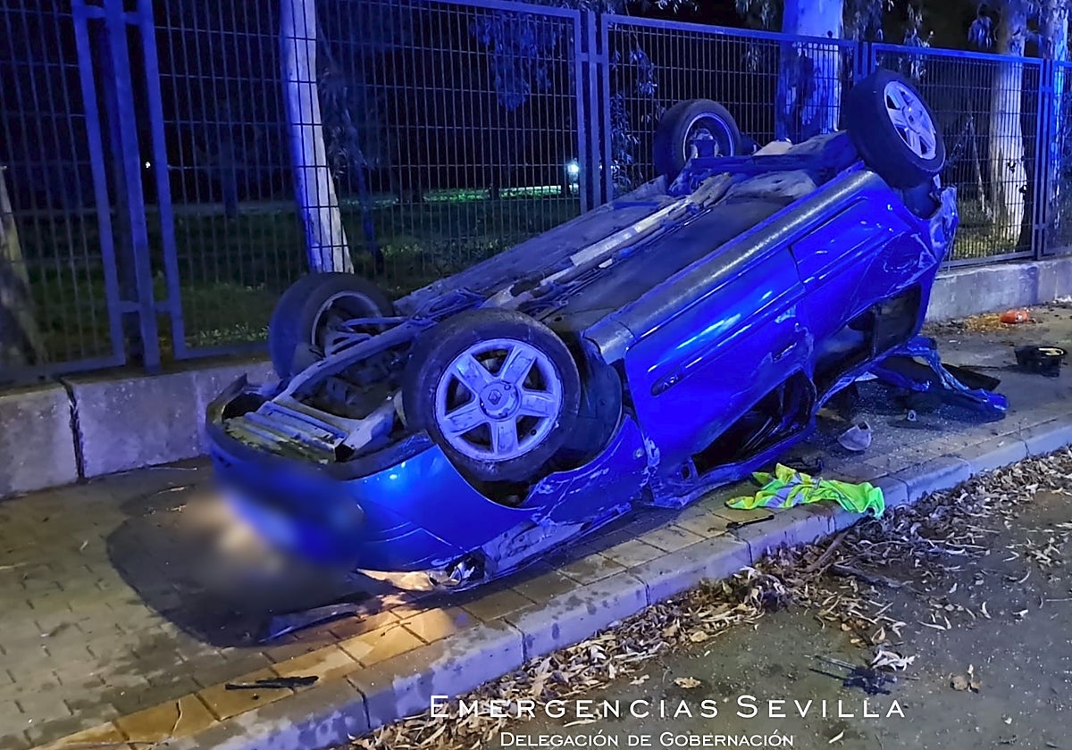 Vuelca su coche y choca con una farola en Sevilla, sin carnet y septuplicando la tasa de alcohol
