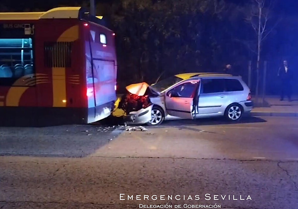 Así quedó el vehículo que se empotró contra un autobús este pasado fin de semana