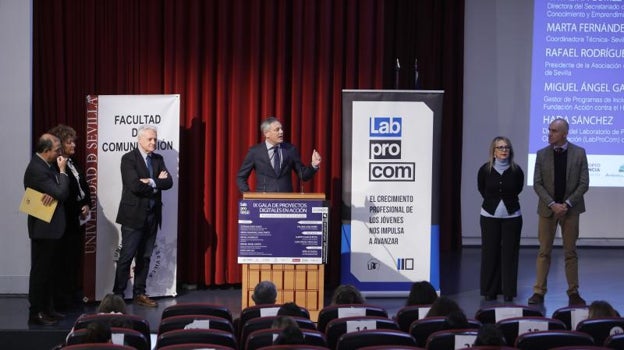 El director de ABC de Sevilla se dirige a los alumnos junto al resto de invitados a la gala