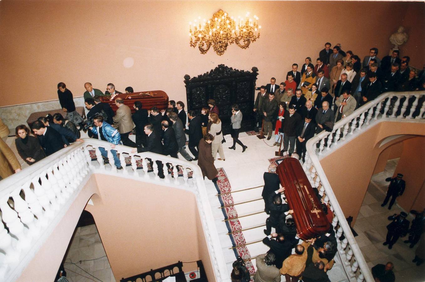 La escalofriante escena de la llegada de los ataúdes conteniendo los cuerpos de ambos subiendo la escalera principal del Ayuntamiento de Sevilla en medio de un silencio sepulcral sobrecogedor sólo roto por sollozos. Los padres y hermanos de Ascen y los hermanos de Alberto también portaron a hombros los féretros camino de la capilla ardiente