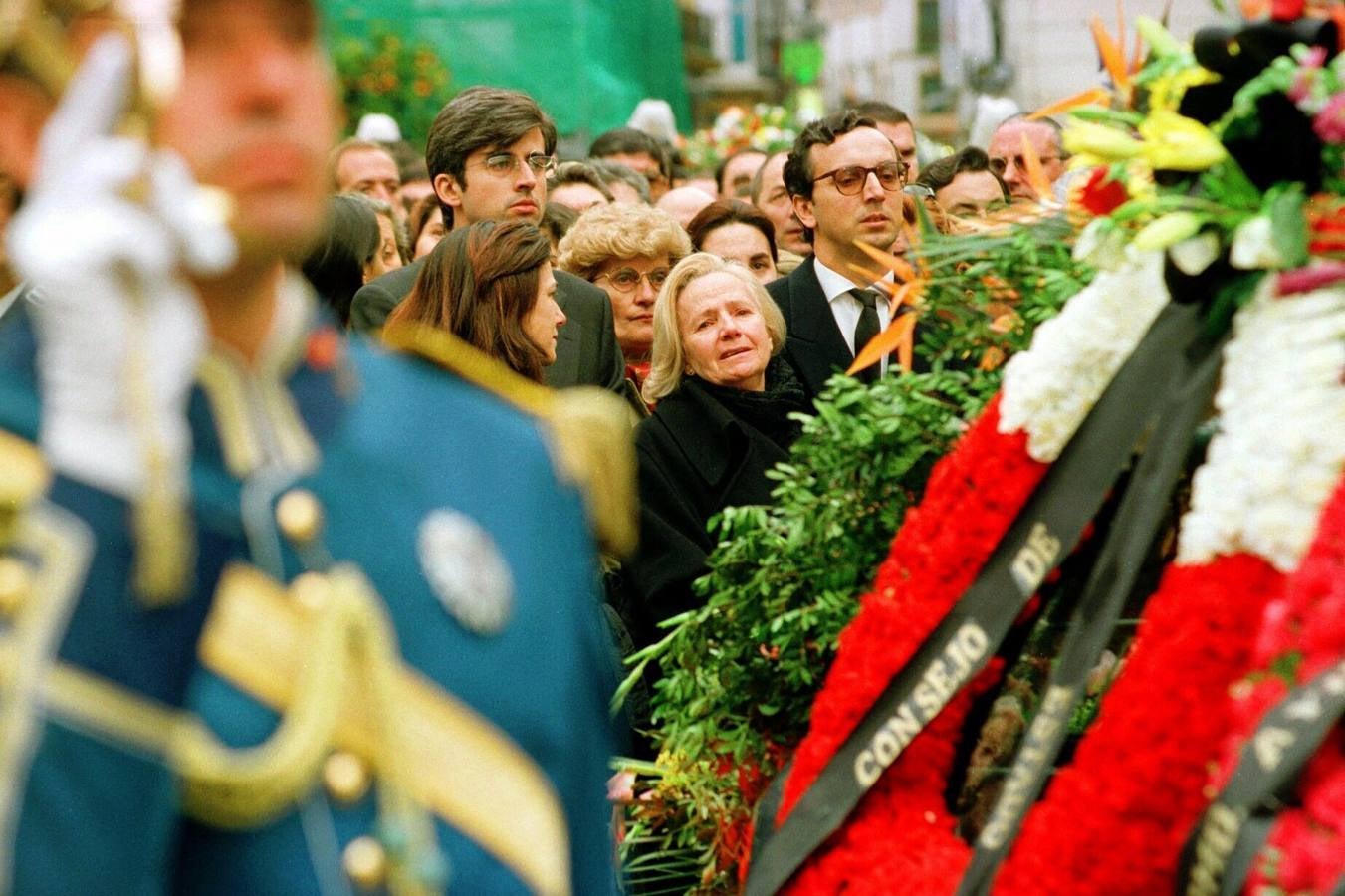 Teresa Barrio, la madre del concejal Alberto Jiménez-Becerril, fue la viva imagen del dolor aquellos días. En la imagen, tras el coche fúnebre con los restos de su hijo, del brazo de su otro vástago, Francisco