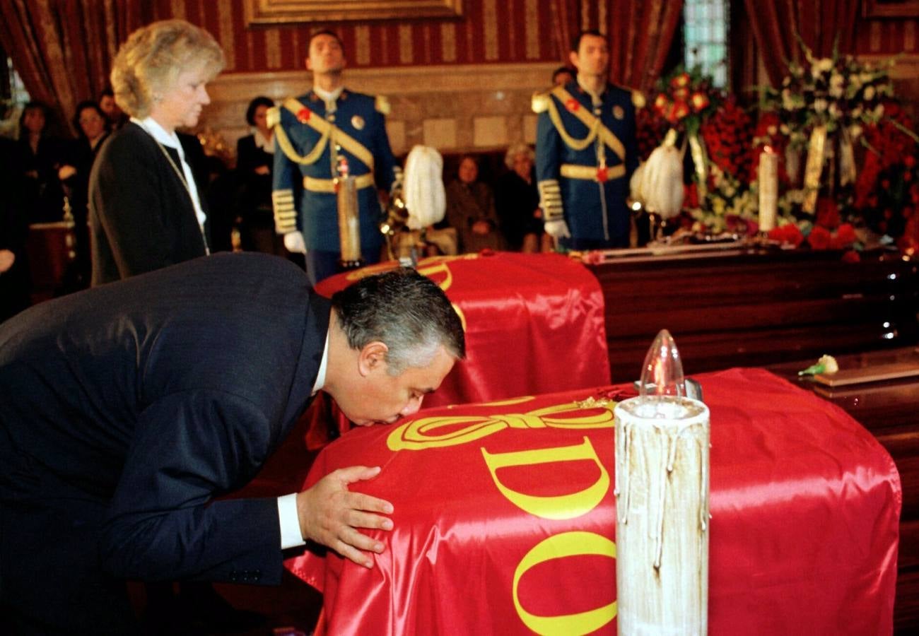 La capilla ardiente en el Salón Colón, el más noble de la planta alta de la casa consistorial, quedó abierta a las 14.03. La propia alcaldesa colocó la bandera de la ciudad cubriendo los féretros, velados por la Policía Local con uniforme de gala. Presidían la estancia el pendón de San Fernando -insignia de Sevilla del siglo XIII- y las banderas de España y Andalucía. El ministro de Trabajo, Javier Arenas, fue el primero en visitarla besando los féretros 
