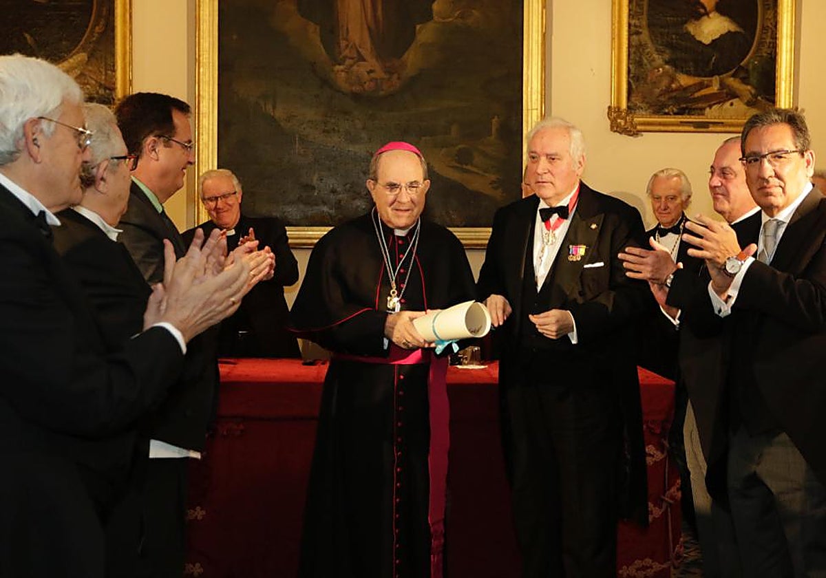 Monseñor Asenjo tras recibir la medalla y el diploma que lo acredita como académico de honor numerario de Santa Isabal de Hungría