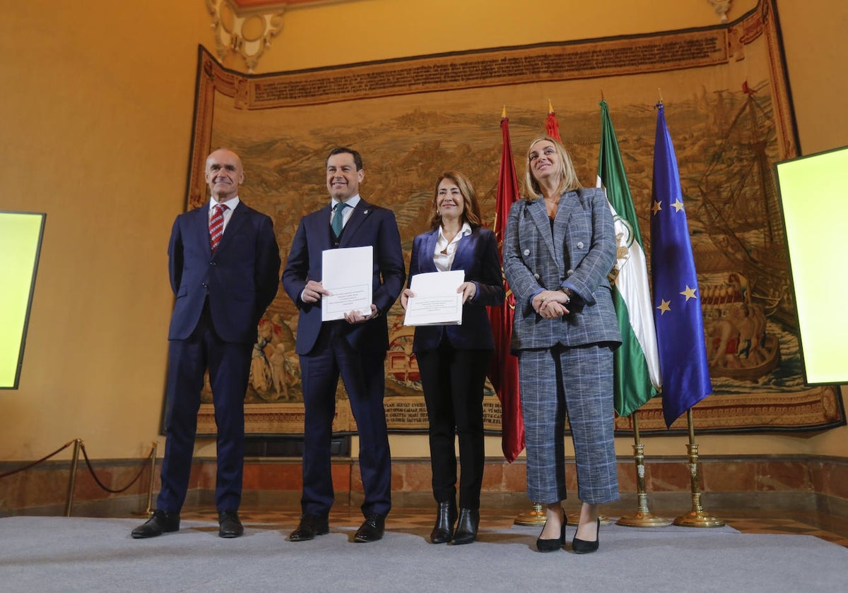 Antonio Muñoz, Juanma Moreno, Raquel Sánchez y Marifrán Carazo, ayer en la firma del convenio de financiación para la línea 3 del metro