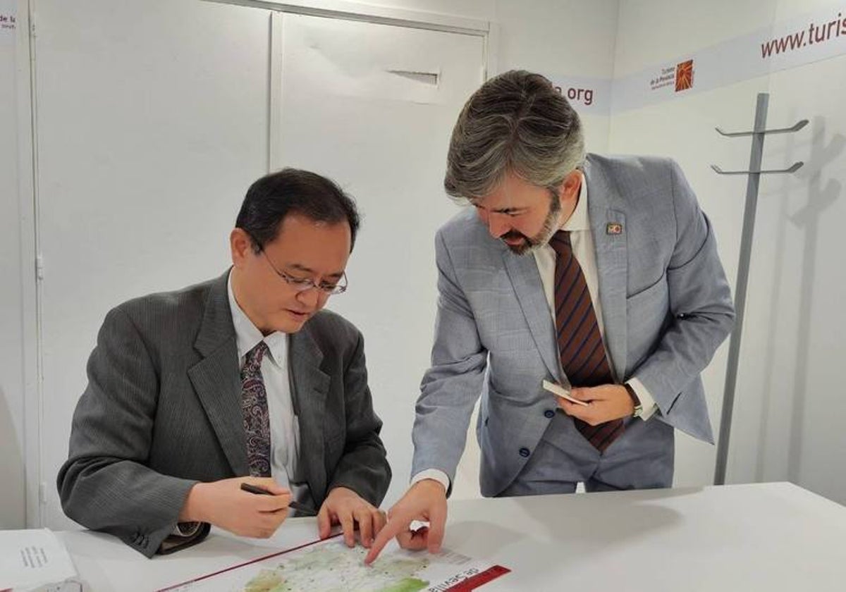 El alcalde de Coria, Modesto González, y el nuevo embajador de Japón en España, Takahiro Nakamae, en un acto en Fitur