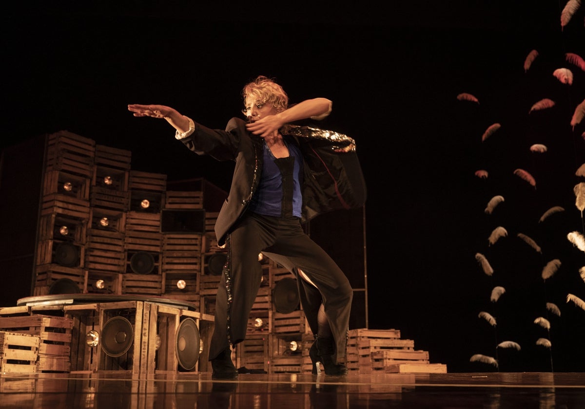 La bailarina y coreógrafa Sol Picó pone en escena en el teatro Lope de Vega la obra 'Malditas plumas'