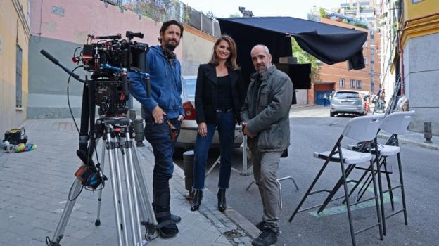 Juan Diego Botto, Penélope Cruz y Luis Tosar durante el rodaje de 'En los márgenes'