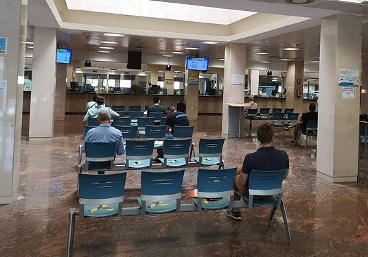 Una de las salas de la Jefatura Provincial de Tráfico de Sevilla