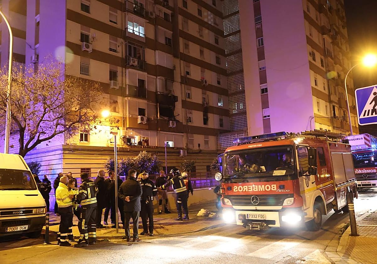 Efectivos de los bomberos y la Policía, en el bloque de pisos de la calle Moguer de Sevilla