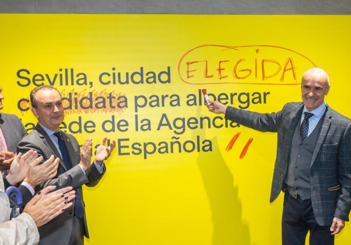 El alcalde, Antonio Muñoz, el día que Sevilla fue elegida sede de la Agencia Espacial