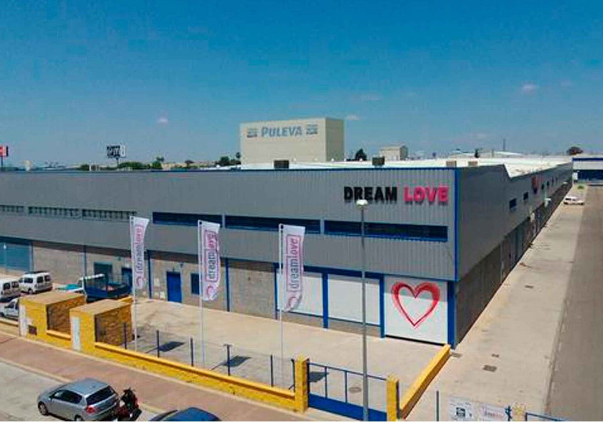 Fachada principal de la nave que Dream Love tiene en el parque logístico de Carmona
