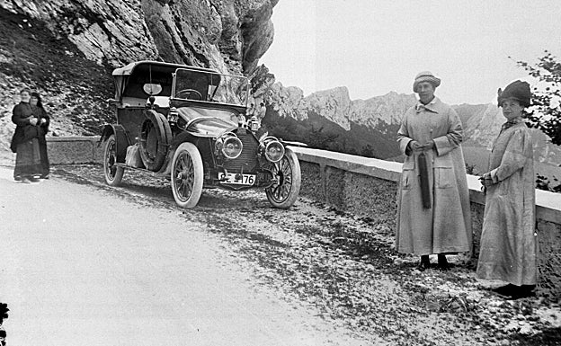 Incidente en El Ronquillo en el año 1915: estas señoras se vieron obligadas a parar en el arcén debido a la cantidad de nieve que había en la carretera