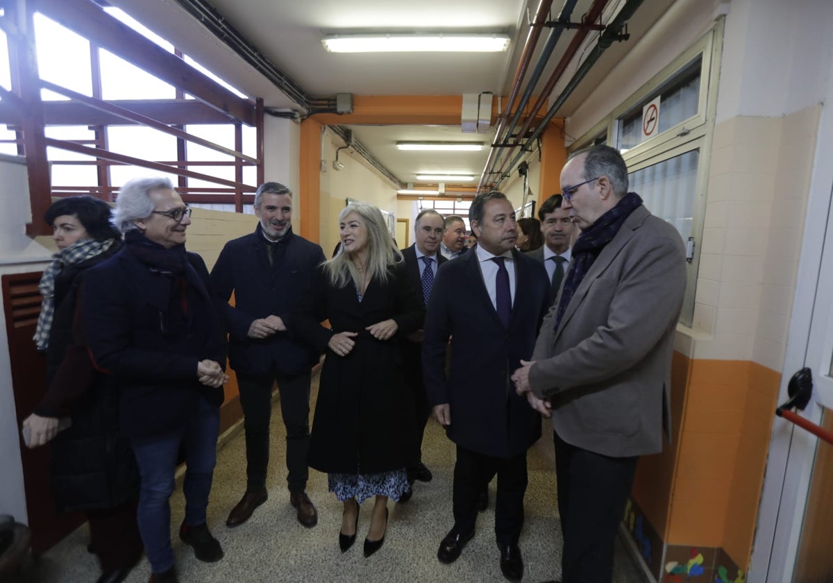 La consejera de Desarrollo Educativo y Formación Profesional, Patricia del Pozo, durante su visita al Instituto Ramón Carande