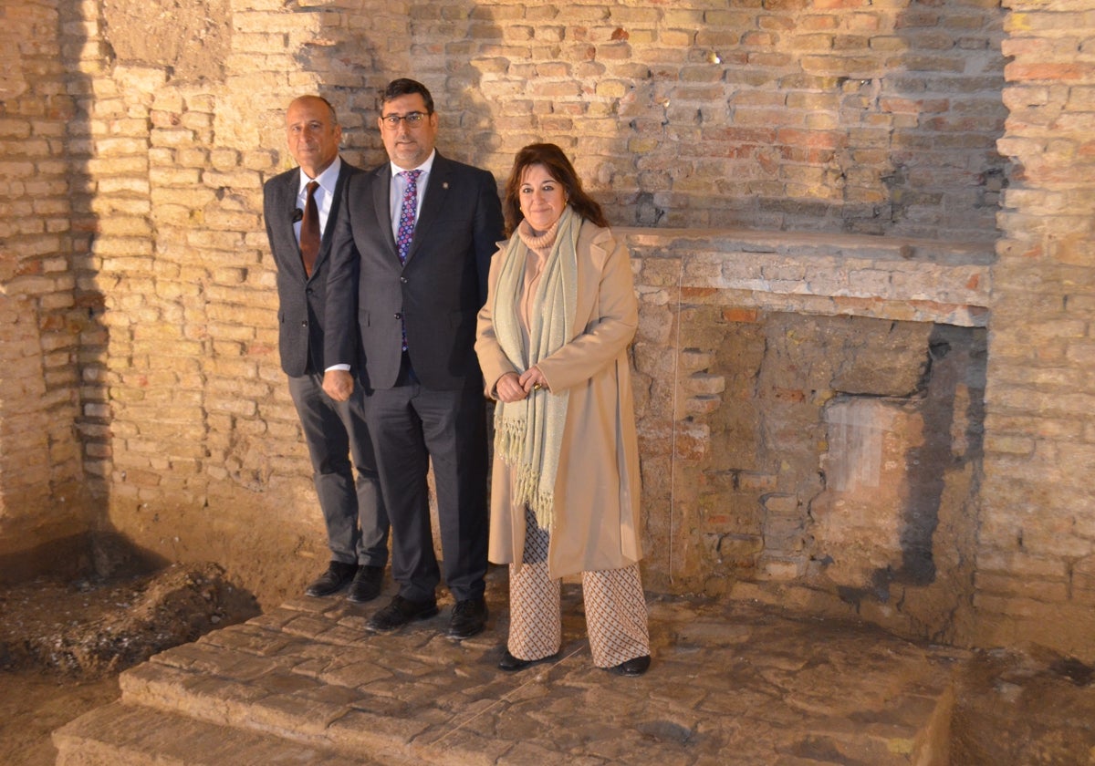 El arqueólogo Miguel Ángel de Dios, el alcalde de Utrera y la concejala de Cultura en el interior de la sinagoga