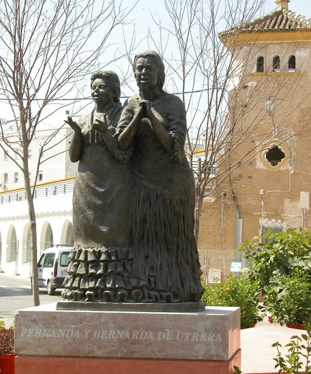 Monumento que el Ayuntamiento de Utrera les dedicó a Bernarda y Fernanda de Utrera y que fue inaugurado en dicha localidad en 2005