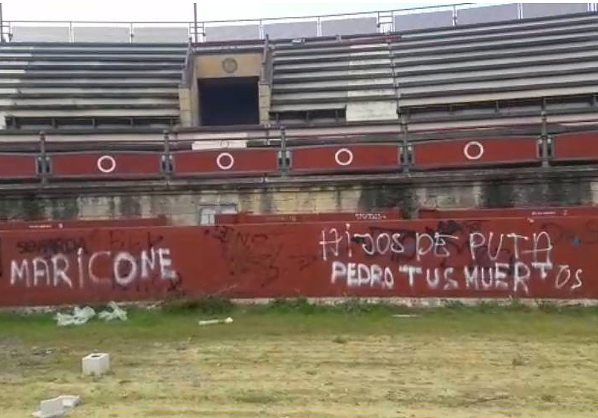 Las tablas de la plaza de toros de Espartinas evidencian el abandono total del espacio municipal