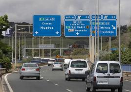 Atascos en la autovía A-49 por un accidente de tráfico: un coche choca contra la mediana