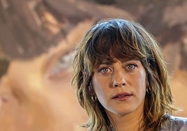 La juez le reprocha a María León presentar como prueba vídeos «claramente parciales» de su detención