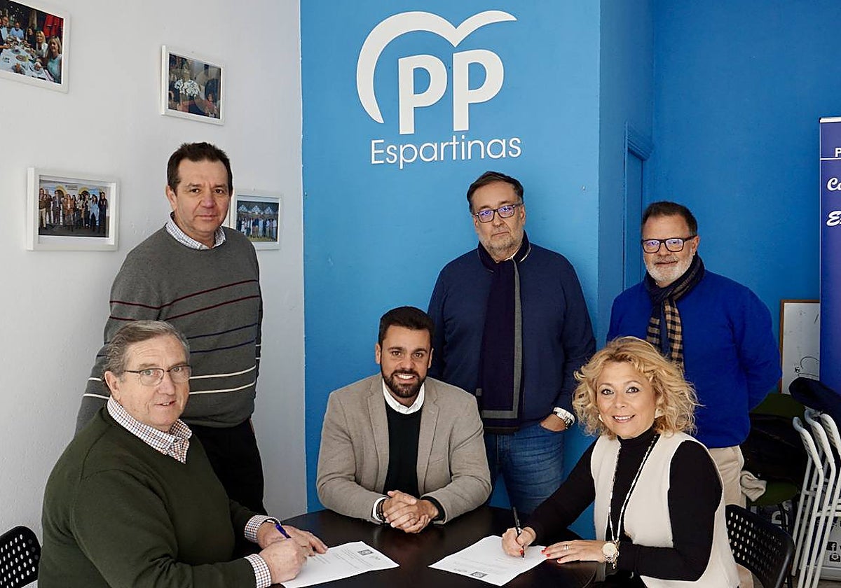 La cabeza de lista de Espartinas por el PP, María Helena Romero, firma un acuerdo con el que fuera regidor popular Domingo Salado