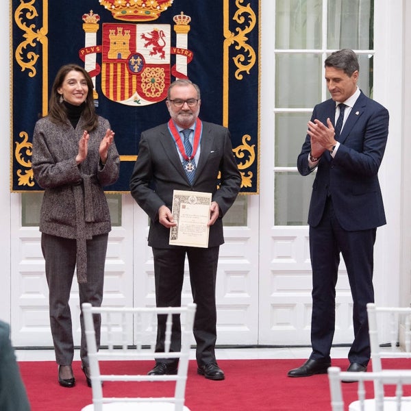 Pilar Llop entrega al exdecano del Colegio de Abogados de Sevilla la cruz de la Orden de San Raimundo de Peñafort